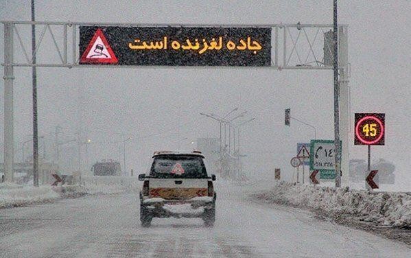 جاده‌های کوهستانی خراسان رضوی یخ‌زده و لغزنده است  